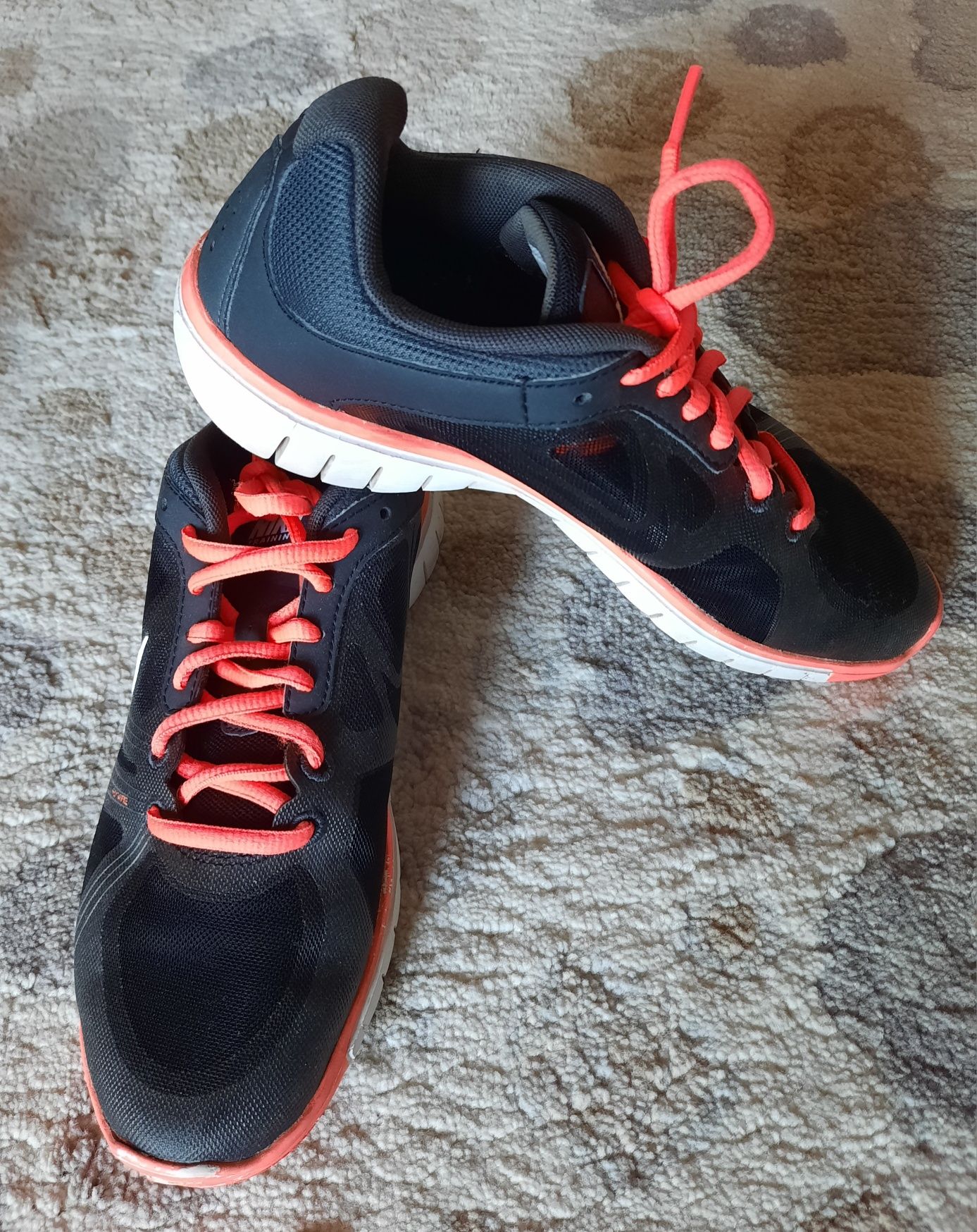 Маратонки NIKE 2 чифта, номер 38,5