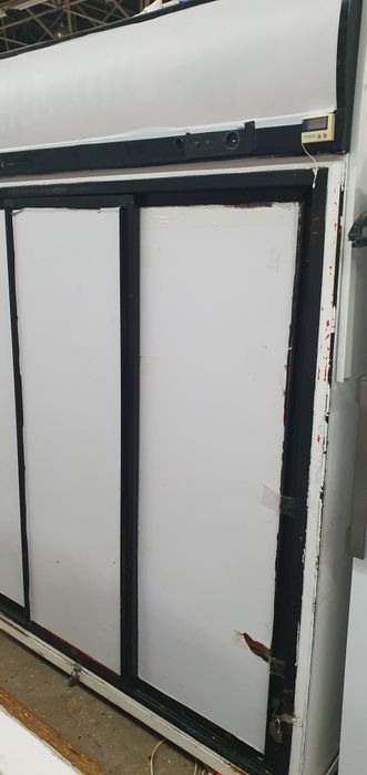 Продам пристенный холодильный шкаф.