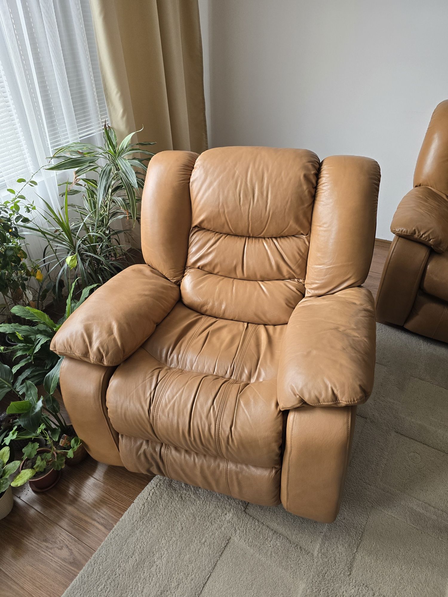 Продавам кожени диван и кресло в комплект
ДИВАН И КРЕСЛО (В КОМПЛЕКТ)