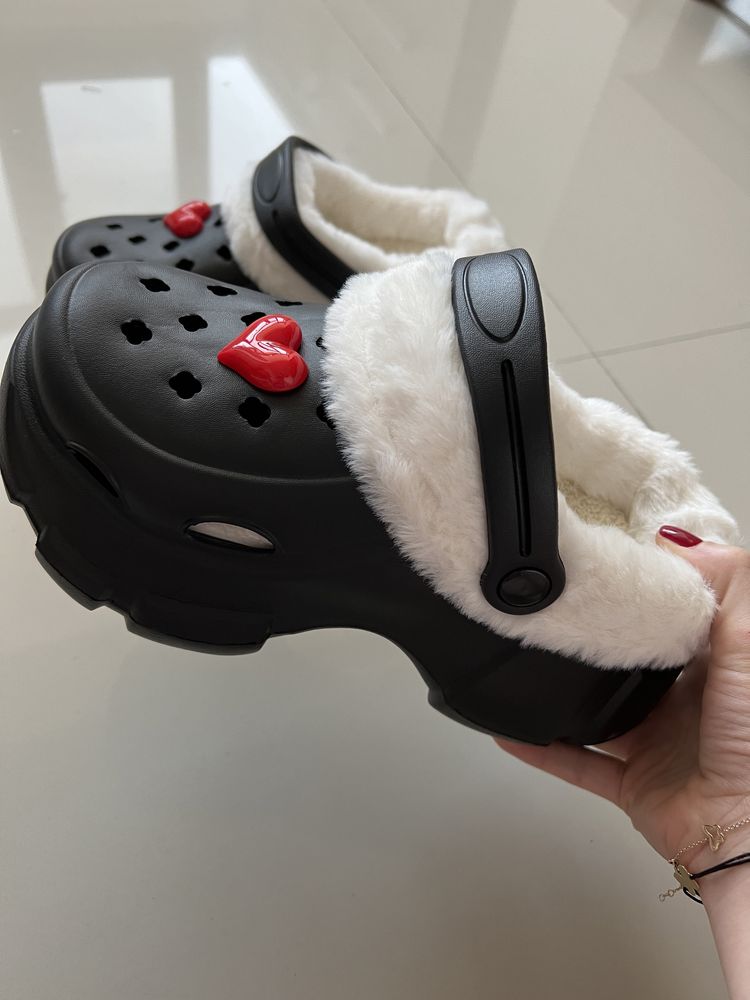 Papuci gen Crocs imblaniti