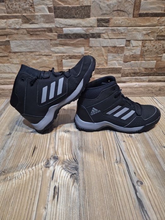 Продавам маратонки Adidas terrex 37