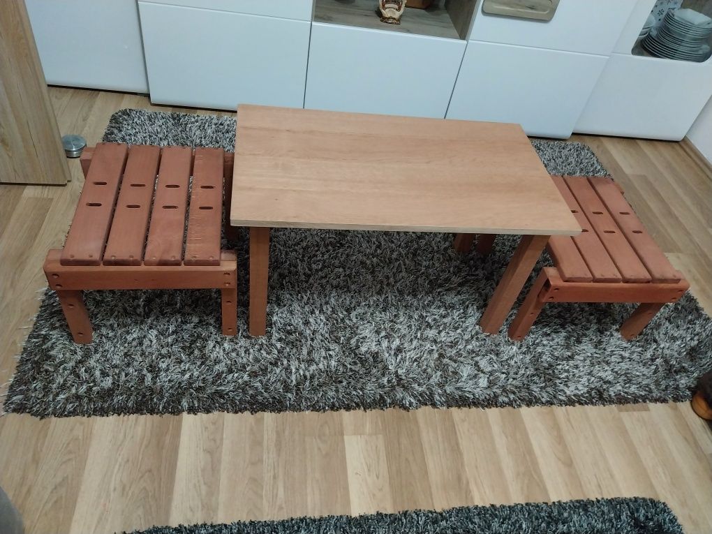 Masa cu scaune din lemn masiv