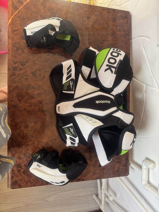 Продам хоккейный нагрудник и налокотники