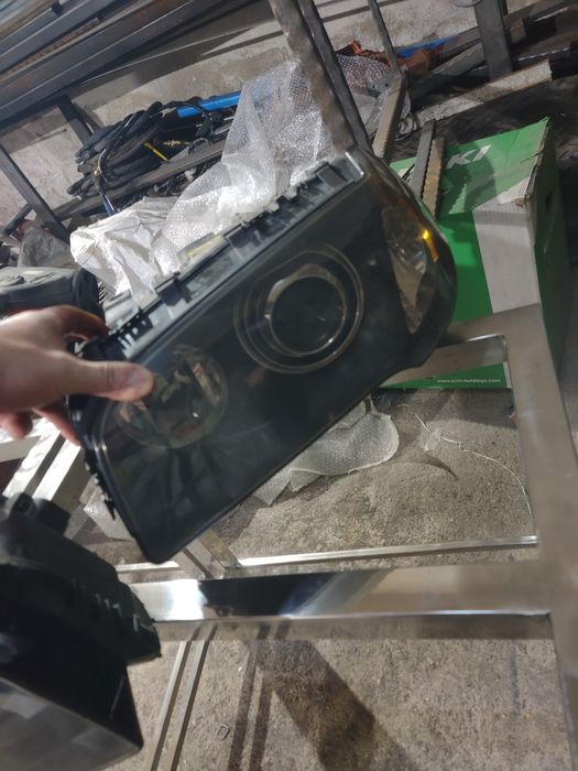 Vând faruri xenon BMW x3 2006 preț împreună.