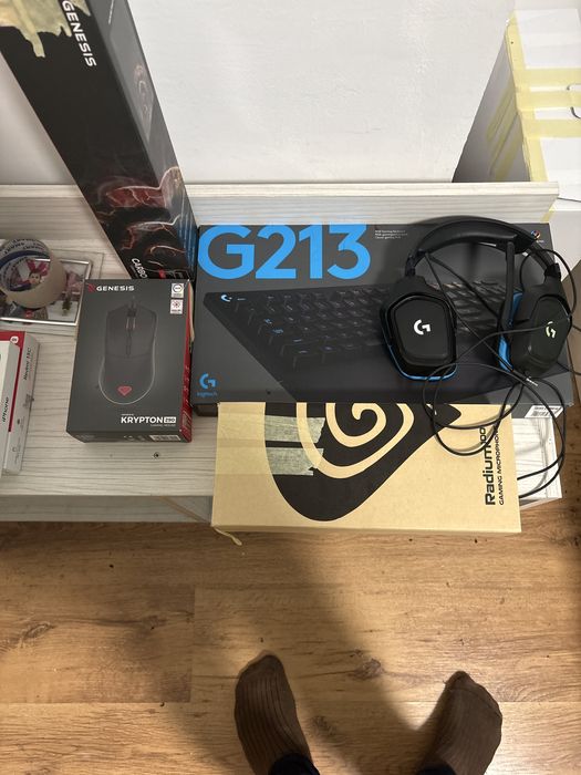 Продавам мишка мауспад клавиатура и микрофон и слушалки logitech g432