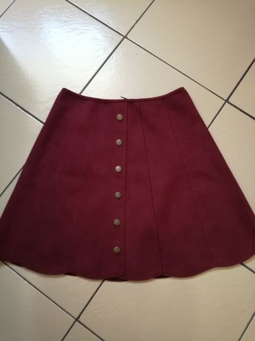 Червена пола с копчета