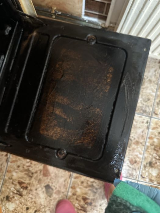 Ofer servicii de curatenie SMM PURE CLEAN