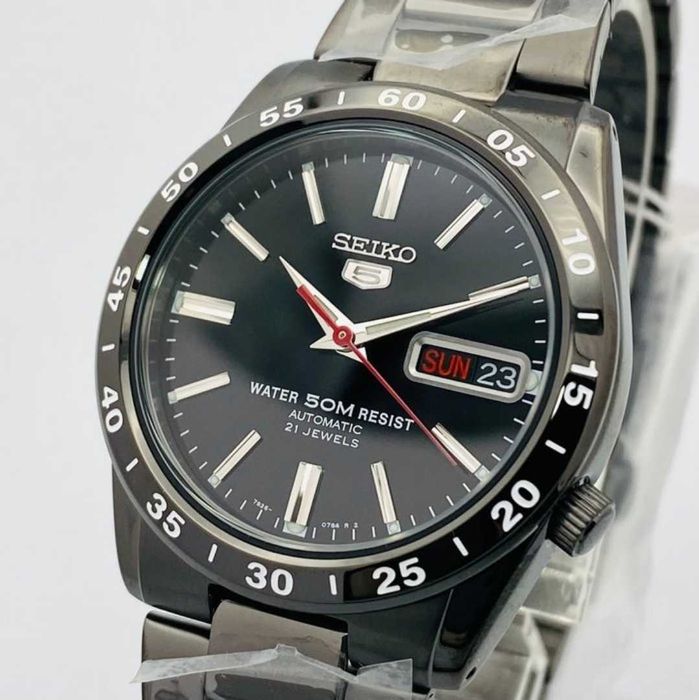 Автоматен часовник Seiko 5 със стоманен корпус и черен циферблат