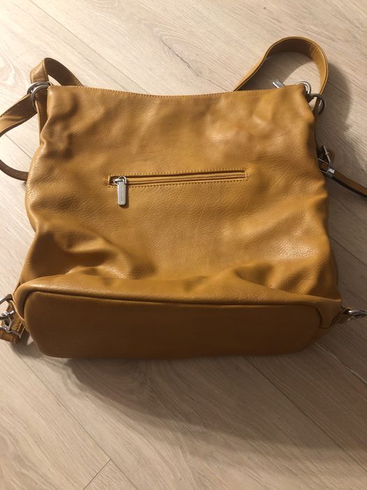 Vand poseta se poate purta ca si rucsac, impecabil.