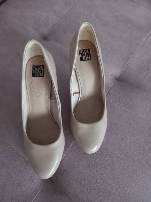 Обувки с ток,телесен цвят