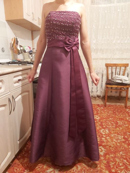 Продам много разных платьев вечерние нарядные