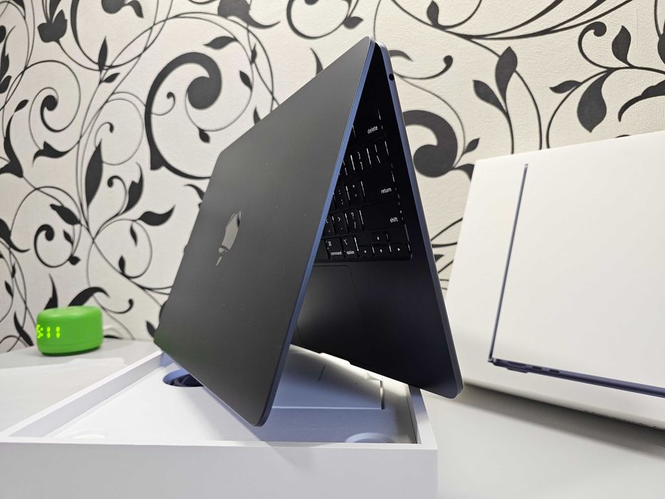 ПРОДАМ Macbook Air 13" inch M2 (16GB/256GB). Практический НОВОЕ.
