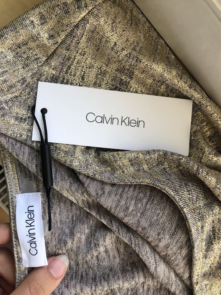 Bluza de firma Calvin Klein.