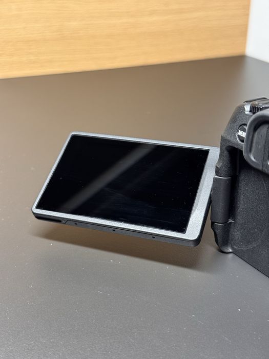 Canon r8 (pachet cu cage tilta si doua baterii originale extra)