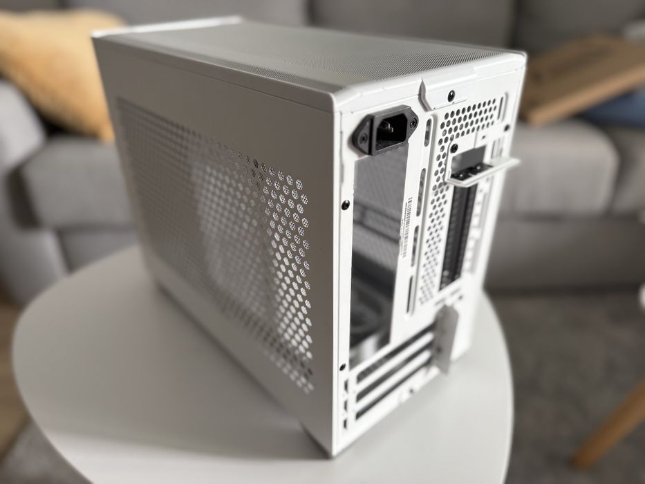 Carcasa Cooler Master NR200P mini ITX mesh + tempered glass panel