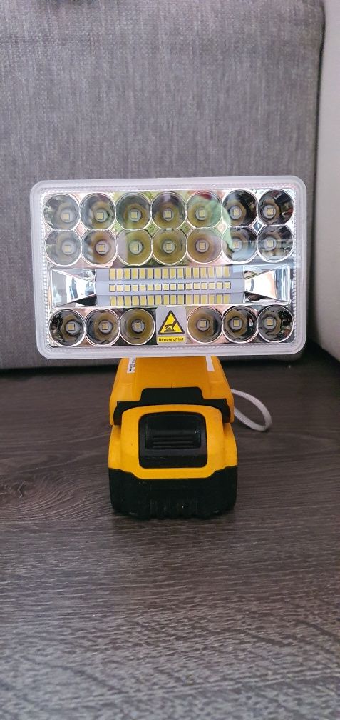 Proiector / lanterna COMPATIBILA baterie Dewalt