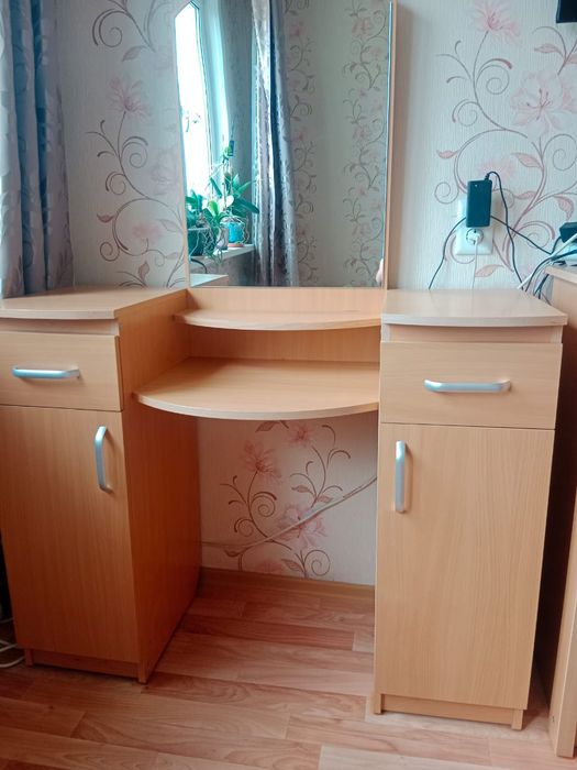 Продам туалетный столик