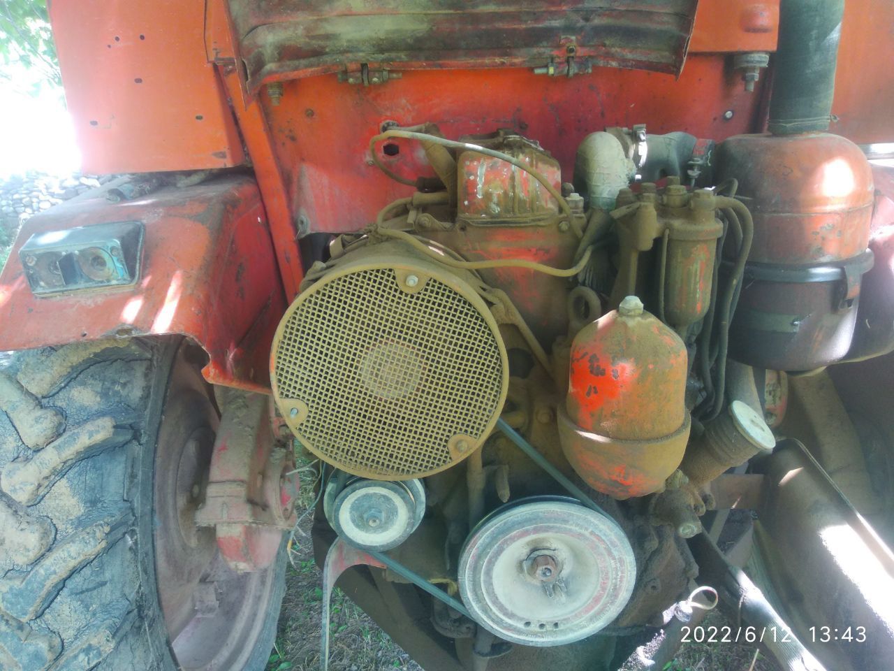Traktor TM-16 yurib turgan