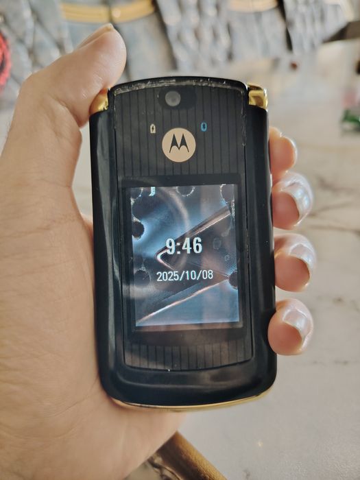 Motorola v8 Luxury Gold Edition
