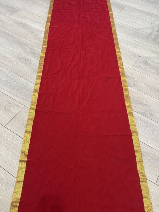 Красная дорожка, корона и мантия для коронации