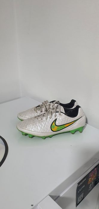 Ghete de fotbal diferite tipuri și marimi