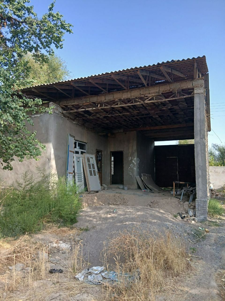 Uy hovli sotiladi
