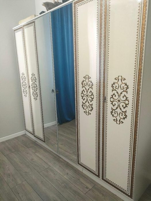 Продам шкаф для спальный. 3 секции. По середине есть зеркало.