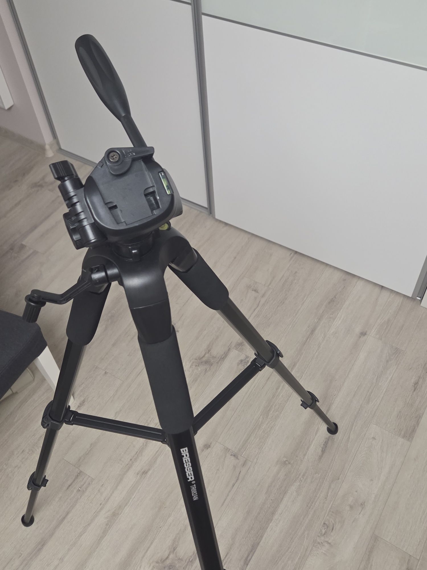 Binoclu Celestron si trepied Bresser
