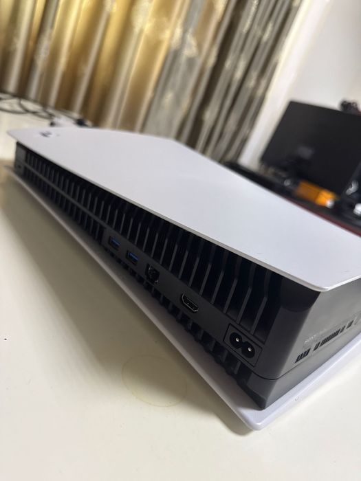 PlayStation 5 Disc Edition | 2 Controlere + Stație Încărcare | Ca Nou