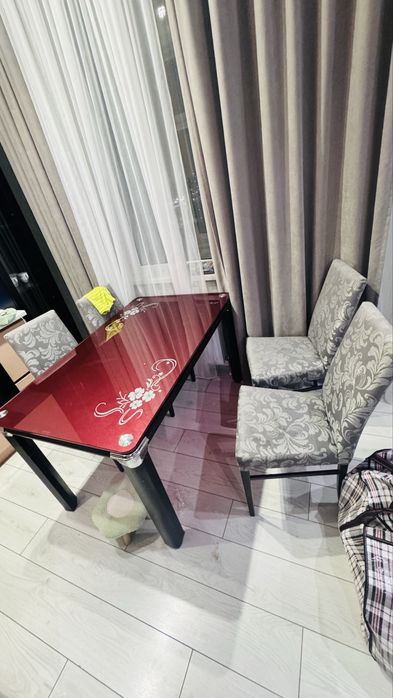 Стол кухонный и четыре стула