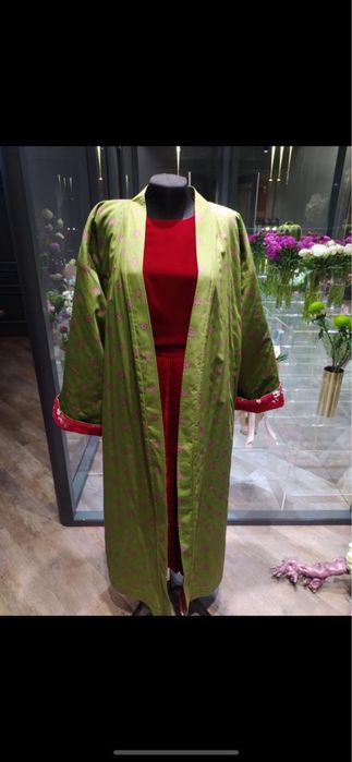 Продам женский чапан 48-54 раз. Ручная работа .