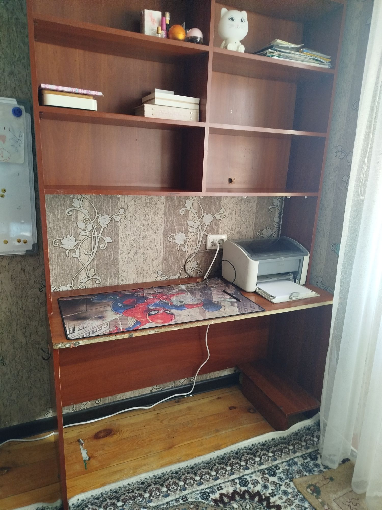 Письменный стол с полкой