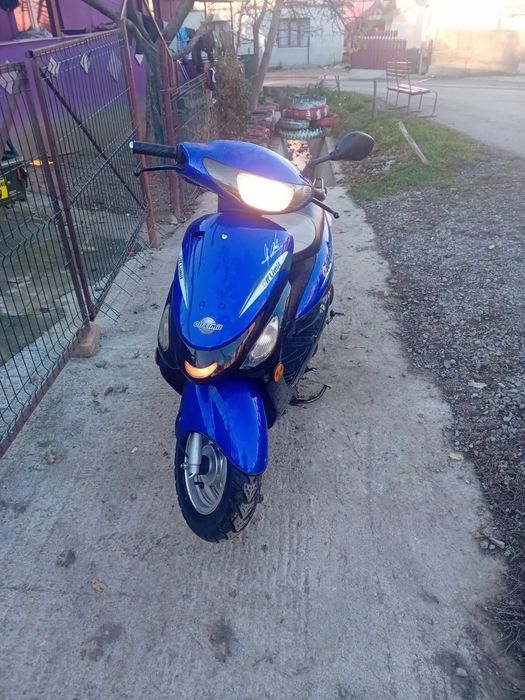 Vând scuter de 50cc cu acte aproape nou