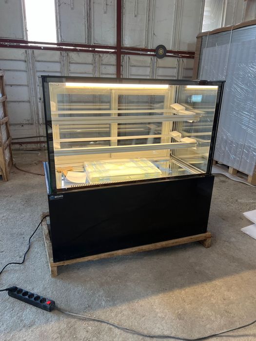 Vitrina frigorifica pentru cofetarie sau patiserie