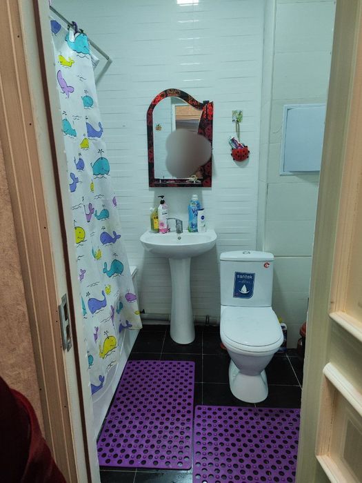 Uy surishni sotiladi