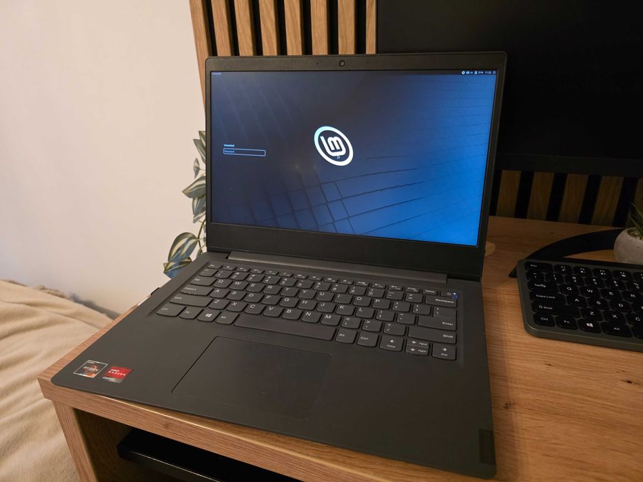 Laptop Lenovo Ryzen 3 3250U 12GB ram carcasa texturata (tip carbon)