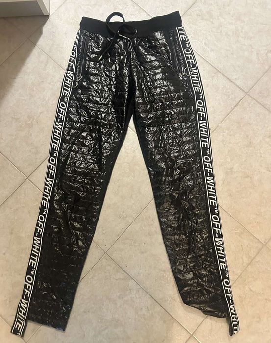 Дамски панталон off-white
Дамски панталон в цвят черно. Използван, но