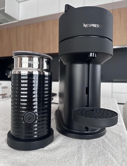 Espressor Vertuo Next C negru mat și Aeroccino 3 negru.