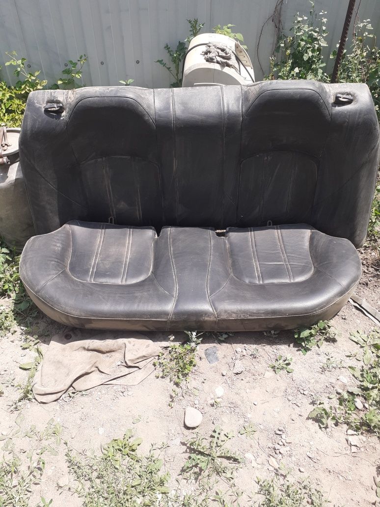 Продам задние сиденья диван