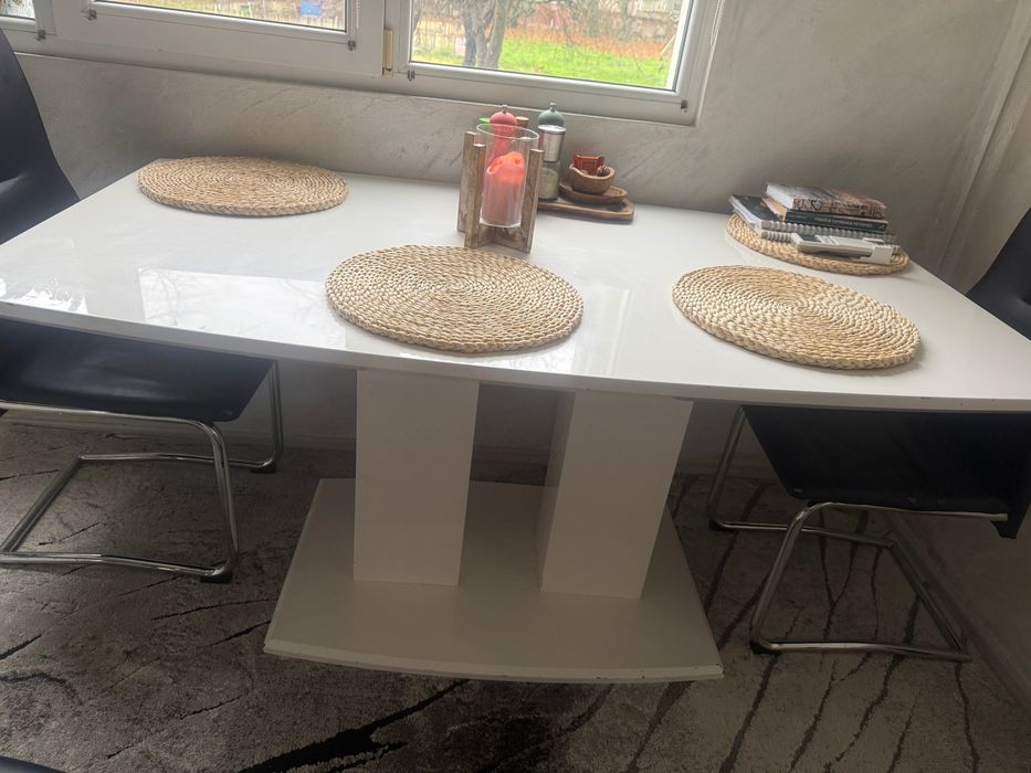 Продавам Трапезна маса с 4 стола