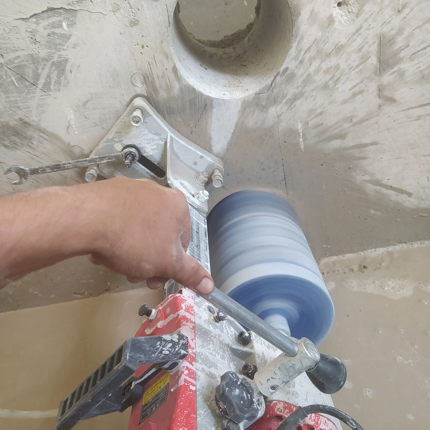 Devor teshish beton tashish beton kesish eshik ochish xizmati demantaj