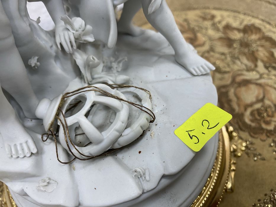 Италианска фигура от бисквитен порцелан