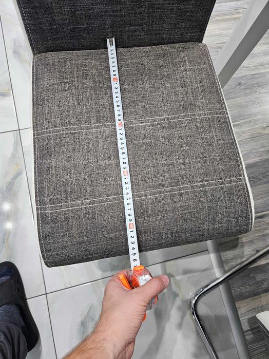 Стилни трапезни столове сиво бели 4 бр. за 80 лв., полукожа