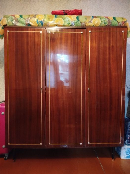 Шифоньер б/у в хорошем состоянии.