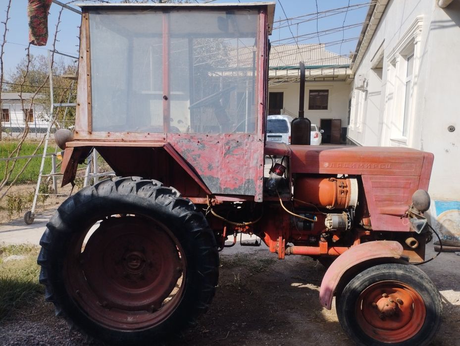Traktor sotiladi t 25