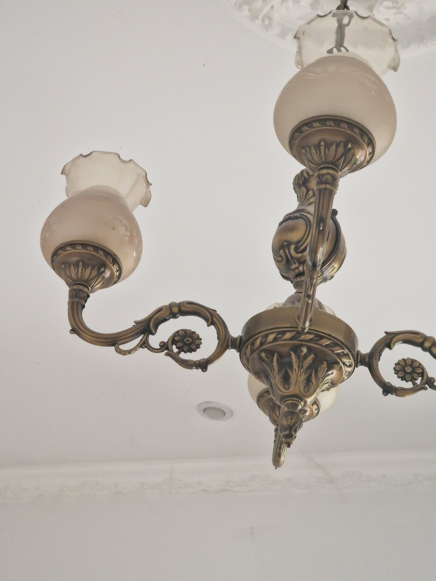 Vând 2 lustre vintige în stare f bună