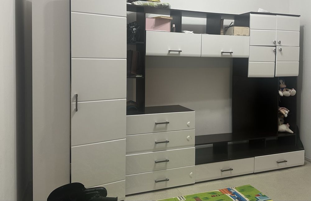 Продается стенка и стол рабочий. Не дорого.