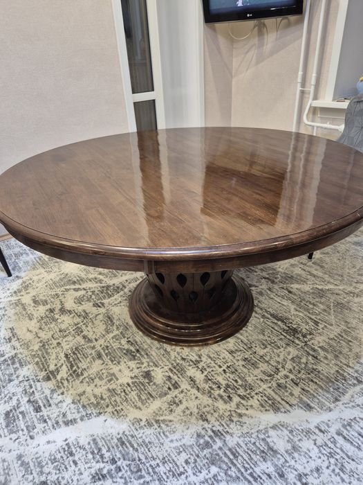 Стол кухонный. Деревянный