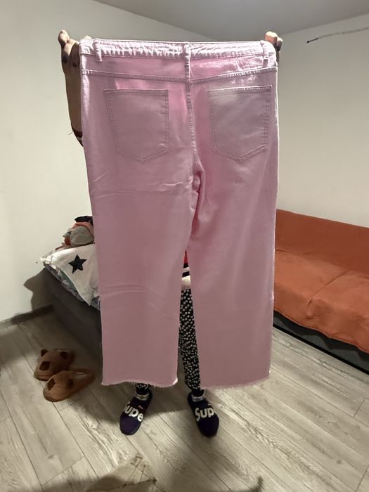 Blugi roz baggy.