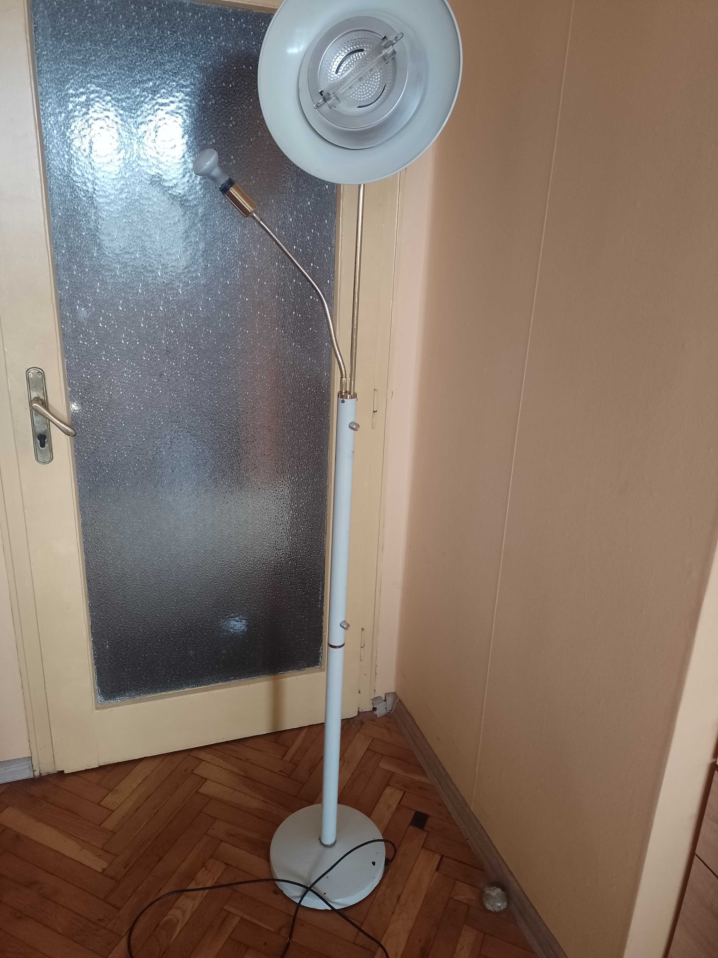 настолна лампа с гъвкаво рамо
